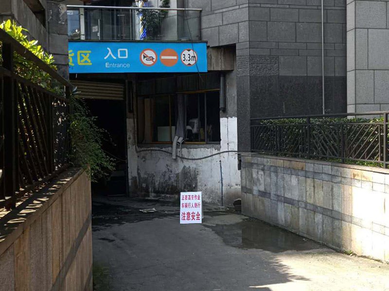 高空外墻施工措施:1.凡從事高處作業(yè)人員,必須定期進(jìn)行體格檢查,凡不適宜高處作業(yè)的人員,不得從事此項工作; 2.雙層作業(yè)或靠近交通要道作業(yè)時要設(shè)置隔離措施; 3.進(jìn)行高處作業(yè)時,要根據(jù)具體情況使用符合要求的腳手架、腳手板、吊架、梯子、跳板、安全帶等... 4.高處作業(yè)人員必須戴安全帶,穿防滑鞋; 5.腳手架要牢固穩(wěn)定,并經(jīng)常清除雜物。冬季要隨時清掃冰雪。在過道上要有防護(hù)措施;