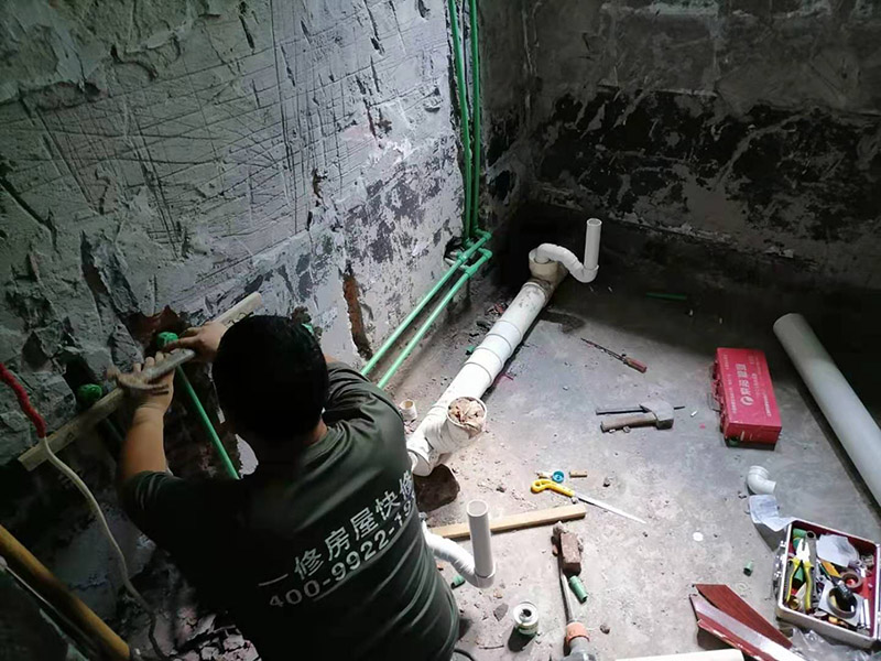 衛(wèi)生間下水管安裝：下排水: 下排水是排水口在地面上，下水管豎著穿過樓板，管道直接通向樓下，裝下排水我習(xí)慣把返水彎裝在最底下，這樣要是還有別的下水，可共用一個返水彎。 做下水一般用50的返水彎，要是還有別的下水，就加三通，要用上面途中那種斜三通，這樣水流得通暢。大多時廚房下水都比較復(fù)雜，有時自己都繞進去了，水路之所以難做主要是因為地方太小，櫥柜里還裝著別的電器，如垃圾處理器、小廚寶、凈水器等，有的還要連接洗衣機等。