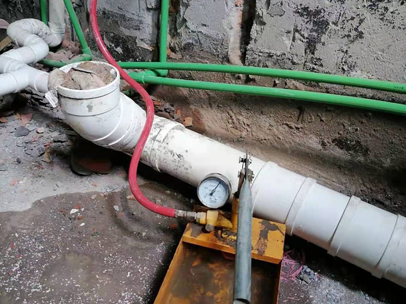 衛(wèi)生間下水管安裝：下排水: 下排水是排水口在地面上，下水管豎著穿過樓板，管道直接通向樓下，裝下排水我習(xí)慣把返水彎裝在最底下，這樣要是還有別的下水，可共用一個返水彎。 做下水一般用50的返水彎，要是還有別的下水，就加三通，要用上面途中那種斜三通，這樣水流得通暢。大多時廚房下水都比較復(fù)雜，有時自己都繞進去了，水路之所以難做主要是因為地方太小，櫥柜里還裝著別的電器，如垃圾處理器、小廚寶、凈水器等，有的還要連接洗衣機等。