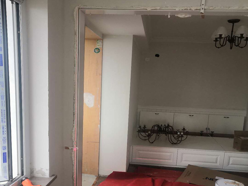 移門(mén)拆除維修:1、力氣小的可以將拉門(mén)平放到鋪好硬紙板的地上。如果力氣大可以不用放倒，直接把拉門(mén)垂直于地面扶著拆卸。觀察拉門(mén)門(mén)框一端的毛條，有的是直接粘在門(mén)框上，有的是粘在門(mén)框上，然后插入螺絲孔。 2、粘在門(mén)框的毛條只要把毛條拉開(kāi)就行，這種情況的話就需要把毛條從孔里拉出來(lái)，然后再向上扯開(kāi)一些。扯開(kāi)毛條到第二個(gè)螺絲孔，最下端的螺絲孔就是拉門(mén)滑輪固定螺絲的螺絲孔，上面那個(gè)是固定鋁合金框的螺絲孔。 3、一手壓住拉門(mén)滑輪，使內(nèi)六方螺絲正對(duì)螺絲孔，另一只手從底部的螺絲孔插入內(nèi)六方螺絲孔，然后逆時(shí)針旋出內(nèi)六方螺絲釘。 4、把滑輪拉出，就拆下了拉門(mén)輪，其他上下滑輪都是一樣的拆卸方法。