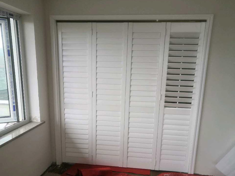 移門(mén)拆除維修:1、力氣小的可以將拉門(mén)平放到鋪好硬紙板的地上。如果力氣大可以不用放倒，直接把拉門(mén)垂直于地面扶著拆卸。觀察拉門(mén)門(mén)框一端的毛條，有的是直接粘在門(mén)框上，有的是粘在門(mén)框上，然后插入螺絲孔。 2、粘在門(mén)框的毛條只要把毛條拉開(kāi)就行，這種情況的話就需要把毛條從孔里拉出來(lái)，然后再向上扯開(kāi)一些。扯開(kāi)毛條到第二個(gè)螺絲孔，最下端的螺絲孔就是拉門(mén)滑輪固定螺絲的螺絲孔，上面那個(gè)是固定鋁合金框的螺絲孔。 3、一手壓住拉門(mén)滑輪，使內(nèi)六方螺絲正對(duì)螺絲孔，另一只手從底部的螺絲孔插入內(nèi)六方螺絲孔，然后逆時(shí)針旋出內(nèi)六方螺絲釘。 4、把滑輪拉出，就拆下了拉門(mén)輪，其他上下滑輪都是一樣的拆卸方法。