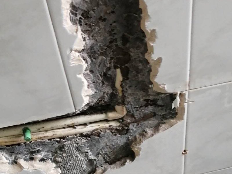 電鉆打墻修水管:可以先截?cái)嗨?，然后將暗水管漏水點(diǎn)的墻面開(kāi)鑿，找到漏水的部分，先用小鋼鋸把漏水的地方鋸掉，注意鋸口要平。用砂紙把新露出的端口輕輕打磨，然后用接口套住，將備換的新管對(duì)準(zhǔn)接口口子，注意要對(duì)直。然后用熱熔器對(duì)新管道進(jìn)行熱熔連接。 或者是將鋸掉的管道清理干凈，用專(zhuān)用膠水涂在端口上，稍微晾一會(huì)兒;趁此時(shí)在&ldquo;竹節(jié)&rdquo;接頭內(nèi)涂上膠水。把端口和&ldquo;竹節(jié)&rdquo;連接，然后反復(fù)轉(zhuǎn)動(dòng)，直到牢固。同樣的方法去連接另一端。最后在接縫處再涂適量的膠水，確保不滲漏。