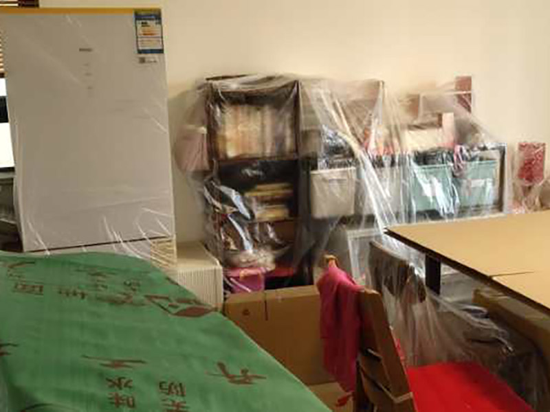 家具保護(hù)維修：在裝修前，施工人員都要提前做好油漆的準(zhǔn)備工作，一般包括油漆涂漆環(huán)境的清理、家具的保護(hù)措施等，比如在門、窗框最好粘貼一層分色紙，木柜、隔板的家具外面最好有一層報(bào)紙包裹著，這樣就可以避免油漆滴落在家具表面被弄臟的情況發(fā)生。