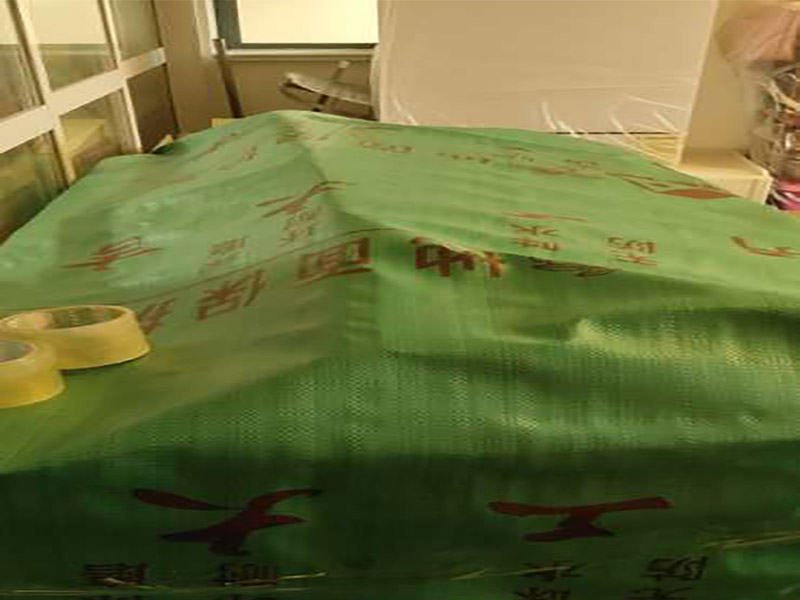 家具保護(hù)維修：在裝修前，施工人員都要提前做好油漆的準(zhǔn)備工作，一般包括油漆涂漆環(huán)境的清理、家具的保護(hù)措施等，比如在門、窗框最好粘貼一層分色紙，木柜、隔板的家具外面最好有一層報(bào)紙包裹著，這樣就可以避免油漆滴落在家具表面被弄臟的情況發(fā)生。