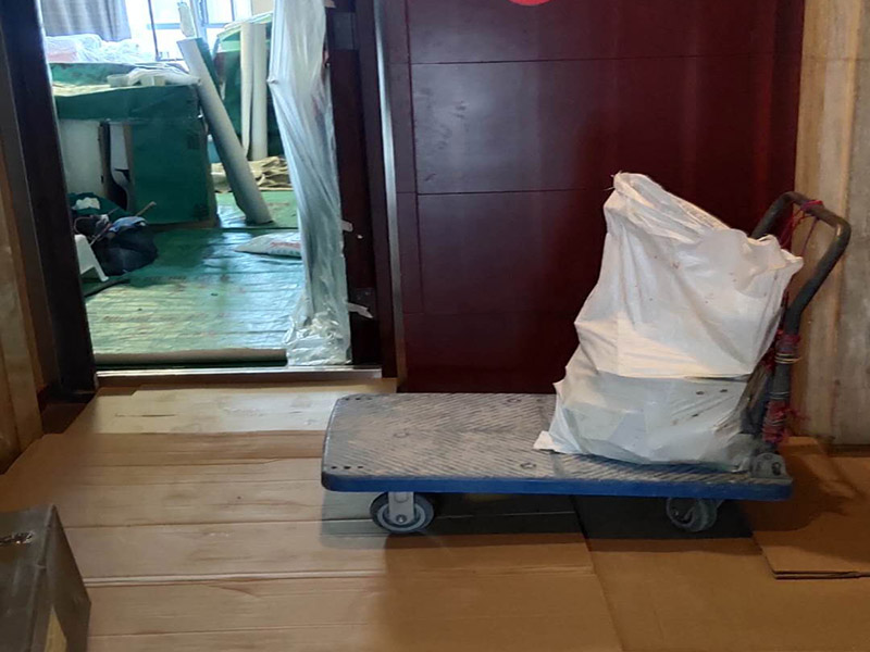 家具保護(hù)維修：在裝修前，施工人員都要提前做好油漆的準(zhǔn)備工作，一般包括油漆涂漆環(huán)境的清理、家具的保護(hù)措施等，比如在門、窗框最好粘貼一層分色紙，木柜、隔板的家具外面最好有一層報(bào)紙包裹著，這樣就可以避免油漆滴落在家具表面被弄臟的情況發(fā)生。