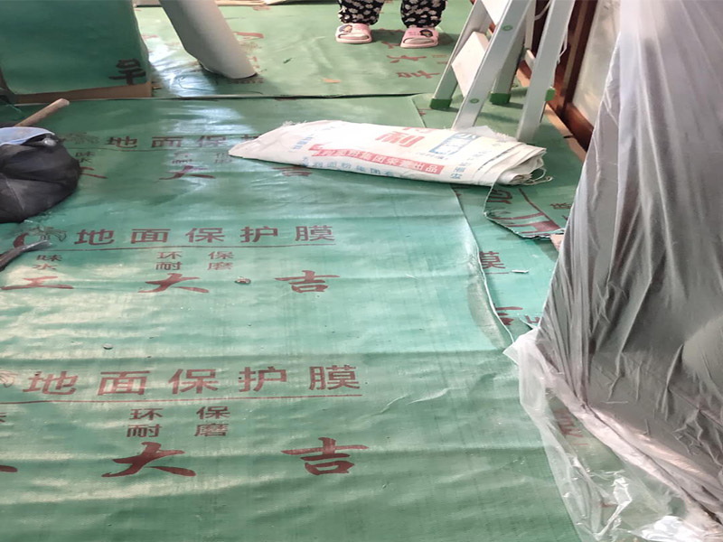 家具保護(hù)維修：在裝修前，施工人員都要提前做好油漆的準(zhǔn)備工作，一般包括油漆涂漆環(huán)境的清理、家具的保護(hù)措施等，比如在門、窗框最好粘貼一層分色紙，木柜、隔板的家具外面最好有一層報(bào)紙包裹著，這樣就可以避免油漆滴落在家具表面被弄臟的情況發(fā)生。