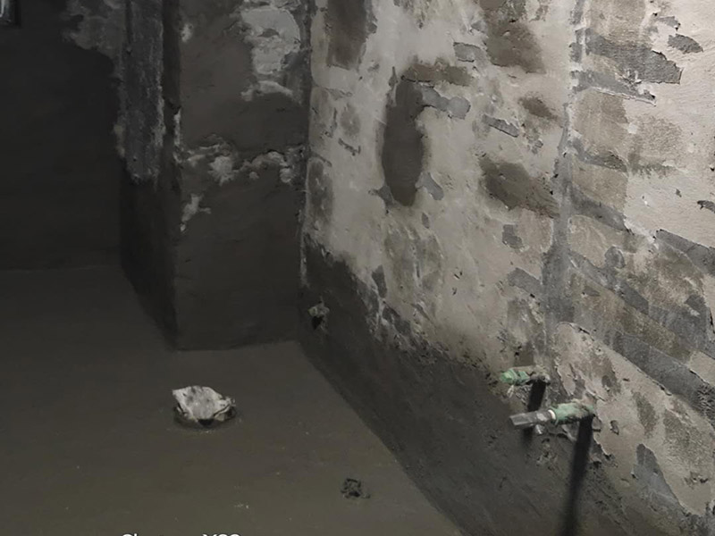 廁所防水貼磚：衛(wèi)生間的防水工作流程，都是在地面用水泥砂漿找平一次，等它干透后再做防水。一般的防水施工要做2到3遍，而且防水的順序也是有講究的，比如，要先做完墻面防水再貼墻磚，其次才可以做地面防水，再貼地磚。因為地面經(jīng)常會踩來踩去，地面防水如果先做了會很容易踩壞。 一般情況下，在2到3遍的防水層全部做好后，會有5到7天的固化期，所以自然的，貼瓷磚肯定是要等到這之后才能做，所以做完防水就立馬貼瓷磚，就大錯特錯了。但事無絕對，固化期到了，我們也需要重新測試防水做的好不好，漏不漏水，這就需要再加水測試24小時后看看家里地面水位是否下降，或者看看樓下鄰居的衛(wèi)生間有沒有漏水的痕跡。