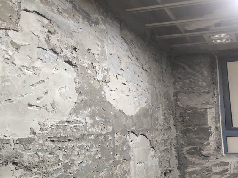 廁所防水貼磚：衛(wèi)生間的防水工作流程，都是在地面用水泥砂漿找平一次，等它干透后再做防水。一般的防水施工要做2到3遍，而且防水的順序也是有講究的，比如，要先做完墻面防水再貼墻磚，其次才可以做地面防水，再貼地磚。因為地面經(jīng)常會踩來踩去，地面防水如果先做了會很容易踩壞。 一般情況下，在2到3遍的防水層全部做好后，會有5到7天的固化期，所以自然的，貼瓷磚肯定是要等到這之后才能做，所以做完防水就立馬貼瓷磚，就大錯特錯了。但事無絕對，固化期到了，我們也需要重新測試防水做的好不好，漏不漏水，這就需要再加水測試24小時后看看家里地面水位是否下降，或者看看樓下鄰居的衛(wèi)生間有沒有漏水的痕跡。