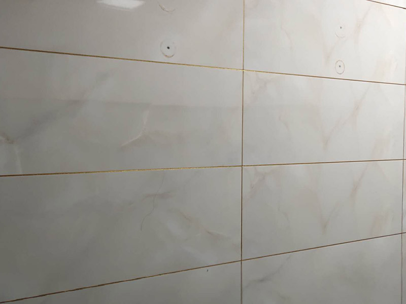 廁所防水貼磚：衛(wèi)生間的防水工作流程，都是在地面用水泥砂漿找平一次，等它干透后再做防水。一般的防水施工要做2到3遍，而且防水的順序也是有講究的，比如，要先做完墻面防水再貼墻磚，其次才可以做地面防水，再貼地磚。因為地面經(jīng)常會踩來踩去，地面防水如果先做了會很容易踩壞。 一般情況下，在2到3遍的防水層全部做好后，會有5到7天的固化期，所以自然的，貼瓷磚肯定是要等到這之后才能做，所以做完防水就立馬貼瓷磚，就大錯特錯了。但事無絕對，固化期到了，我們也需要重新測試防水做的好不好，漏不漏水，這就需要再加水測試24小時后看看家里地面水位是否下降，或者看看樓下鄰居的衛(wèi)生間有沒有漏水的痕跡。