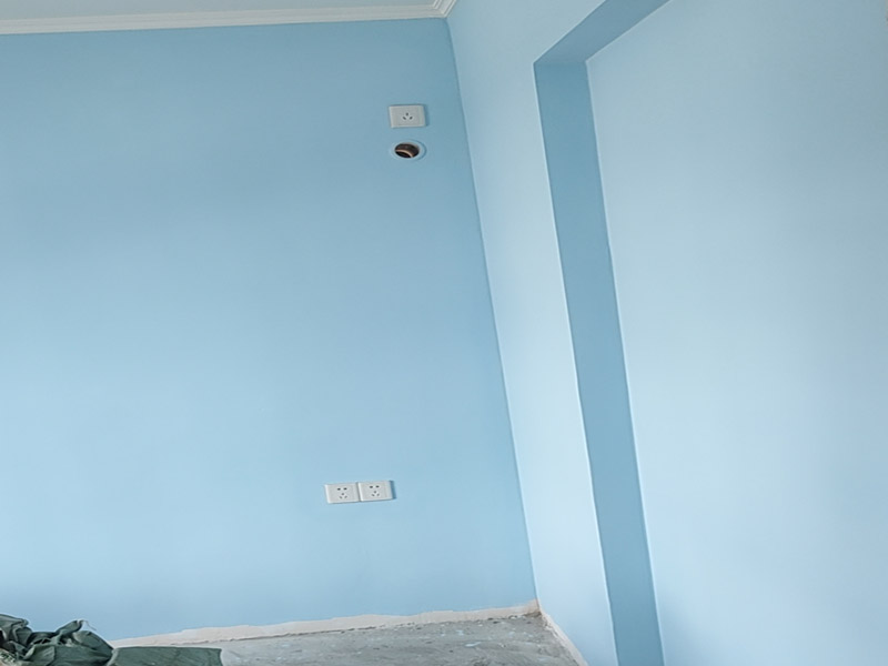 墻面刷乳膠漆服務(wù)：如果原先的漆層已出現(xiàn)開裂甚至脫落的問題，在涂刷乳膠漆之前首先應(yīng)將舊漆層刮除，并將墻面打磨平整，待墻面干燥后才能進(jìn)行粉刷，如果在墻面未干燥的情況下進(jìn)行粉刷，乳膠漆墻面可能會(huì)出現(xiàn)變色、起鼓或脫落等情況。 如果家中還有其它油漆工程正在施工，應(yīng)等其它油漆項(xiàng)目施工完成后再涂刷乳膠漆，因?yàn)橛推嵩谑褂脮r(shí)會(huì)散發(fā)出甲苯，導(dǎo)致乳膠漆變黃，如果同時(shí)施工，很有可能會(huì)造成無法挽回的損失。 如果打算粉刷彩色的乳膠漆，在粉刷之前應(yīng)先將乳膠漆攪拌均勻，如果未將乳膠漆攪拌均勻就直接上墻，很容易出現(xiàn)色漿分布不均的問題，導(dǎo)致墻面顏色發(fā)花，影響到墻面的裝飾效果。