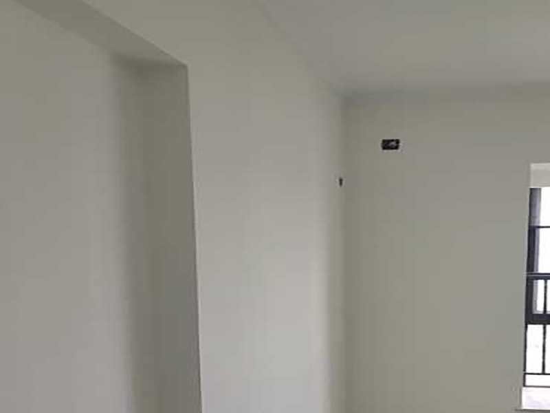 墻面刷乳膠漆服務(wù)：如果原先的漆層已出現(xiàn)開裂甚至脫落的問題，在涂刷乳膠漆之前首先應(yīng)將舊漆層刮除，并將墻面打磨平整，待墻面干燥后才能進(jìn)行粉刷，如果在墻面未干燥的情況下進(jìn)行粉刷，乳膠漆墻面可能會(huì)出現(xiàn)變色、起鼓或脫落等情況。 如果家中還有其它油漆工程正在施工，應(yīng)等其它油漆項(xiàng)目施工完成后再涂刷乳膠漆，因?yàn)橛推嵩谑褂脮r(shí)會(huì)散發(fā)出甲苯，導(dǎo)致乳膠漆變黃，如果同時(shí)施工，很有可能會(huì)造成無法挽回的損失。 如果打算粉刷彩色的乳膠漆，在粉刷之前應(yīng)先將乳膠漆攪拌均勻，如果未將乳膠漆攪拌均勻就直接上墻，很容易出現(xiàn)色漿分布不均的問題，導(dǎo)致墻面顏色發(fā)花，影響到墻面的裝飾效果。