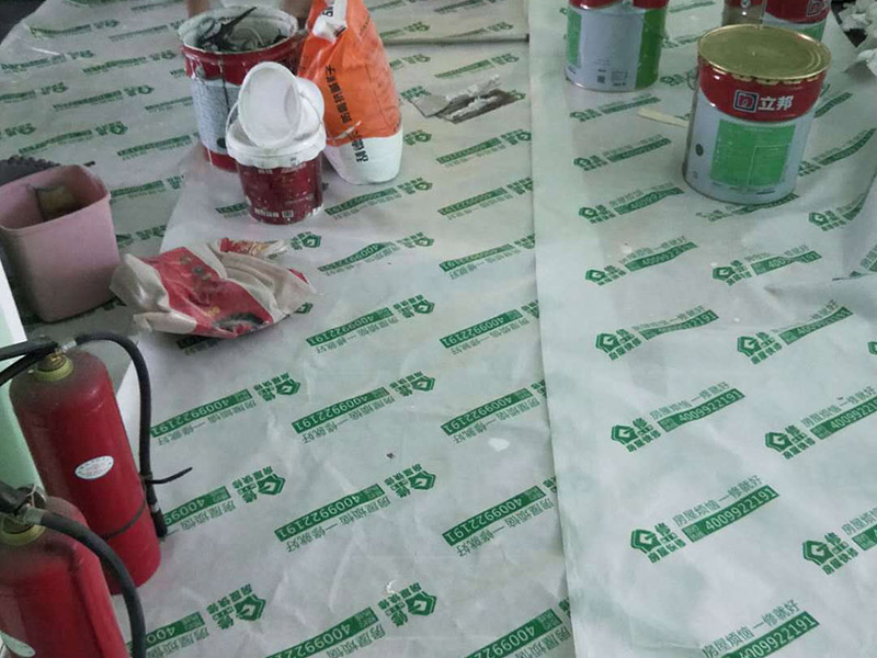 全屋墻面刷白維修：基層處理，若混凝土表面很光滑，應(yīng)對(duì)其表面進(jìn)行&ldquo;毛化&deg;處理，其方法有兩種：一種是將其光滑的表面用尖鉆剔毛，剔去光面，使其表面粗糙不平，用水濕潤(rùn)基層。 修補(bǔ)膩?zhàn)?，用水石膏將墻面等基層上磕碰的坑凹、縫隙等處分遍找平，干燥后用1號(hào)砂紙將凸出處磨平，并將浮塵等掃凈，一般刮三遍，干后用砂紙打磨平整。該步驟在上乳膠漆前進(jìn)行。通過填補(bǔ)或者整體處理的方式，清除基層表面高低不平的部分，保持墻面的平整光滑。 第一遍用膠皮刮板橫向滿刮，一刮板緊接著一刮板，接頭不得留槎，每刮一刮板最后收頭時(shí)，要注意收的要干凈利落。干燥后用1號(hào)砂紙磨，將浮膩?zhàn)蛹鞍咣E磨平磨光，再將墻面清掃干凈。 第二遍用膠皮刮板豎向滿刮，所用材料和方法同第一遍膩?zhàn)?，干燥后?號(hào)砂紙磨平并清掃干凈。 第三遍用膠皮刮板找補(bǔ)膩?zhàn)?，用鋼片刮板滿刮膩?zhàn)?，將墻面等基層刮平刮光，干燥后用?xì)砂紙磨平磨光，注意不要漏磨或?qū)⒛佔(zhàn)幽ゴ? width=