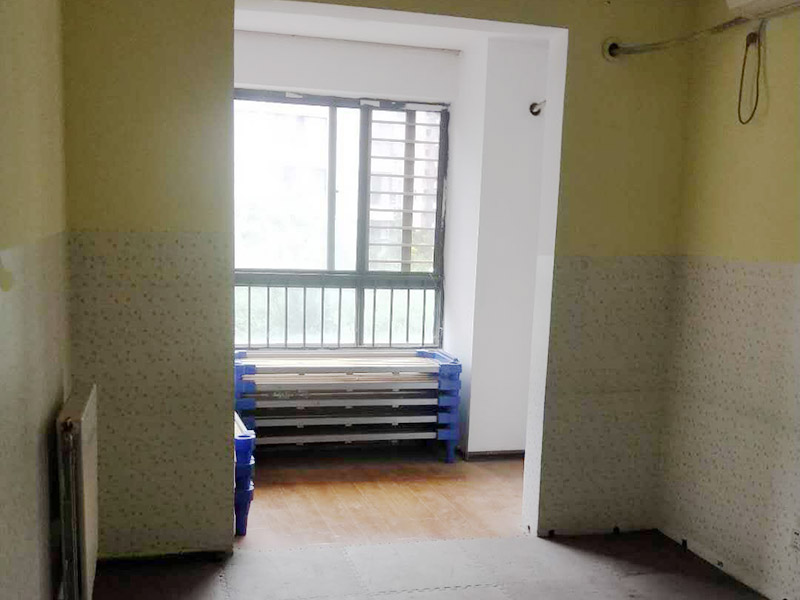 全屋墻面刷白維修：基層處理，若混凝土表面很光滑，應(yīng)對(duì)其表面進(jìn)行&ldquo;毛化&deg;處理，其方法有兩種：一種是將其光滑的表面用尖鉆剔毛，剔去光面，使其表面粗糙不平，用水濕潤(rùn)基層。 修補(bǔ)膩?zhàn)樱盟鄬γ娴然鶎由峡呐龅目影肌⒖p隙等處分遍找平，干燥后用1號(hào)砂紙將凸出處磨平，并將浮塵等掃凈，一般刮三遍，干后用砂紙打磨平整。該步驟在上乳膠漆前進(jìn)行。通過填補(bǔ)或者整體處理的方式，清除基層表面高低不平的部分，保持墻面的平整光滑。 第一遍用膠皮刮板橫向滿刮，一刮板緊接著一刮板，接頭不得留槎，每刮一刮板最后收頭時(shí)，要注意收的要干凈利落。干燥后用1號(hào)砂紙磨，將浮膩?zhàn)蛹鞍咣E磨平磨光，再將墻面清掃干凈。 第二遍用膠皮刮板豎向滿刮，所用材料和方法同第一遍膩?zhàn)?，干燥后?號(hào)砂紙磨平并清掃干凈。 第三遍用膠皮刮板找補(bǔ)膩?zhàn)?，用鋼片刮板滿刮膩?zhàn)?，將墻面等基層刮平刮光，干燥后用?xì)砂紙磨平磨光，注意不要漏磨或?qū)⒛佔(zhàn)幽ゴ? width=