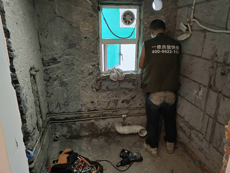 衛(wèi)生間暗管安裝:安裝前要對(duì)水管及其各種配件進(jìn)行檢查，看是否有破損、滲漏等問(wèn)題，水管及配件的連接必須正確牢固，接好后進(jìn)行測(cè)試沒(méi)問(wèn)題后再進(jìn)行安裝。建議水管走頂最安全。主要是水路改造大部分走暗管，而水的特性是水往低處流。如果管路走地下，一但發(fā)生漏水很難及時(shí)發(fā)現(xiàn)，只有水漫金山或者地板變形以及漏到樓下，才會(huì)發(fā)現(xiàn)漏水，且由于水管暗埋很難查出漏水之處。這時(shí)巨大的損失更是無(wú)法挽回，甚至嚴(yán)重的影響了友好的鄰里關(guān)系;如果水管走頂部，可能水改時(shí)費(fèi)用高些，但做為一項(xiàng)長(zhǎng)遠(yuǎn)投資來(lái)看，是值得的。水管走頂，即使漏水，也能夠及時(shí)發(fā)現(xiàn)，便于檢修，損失也較小。