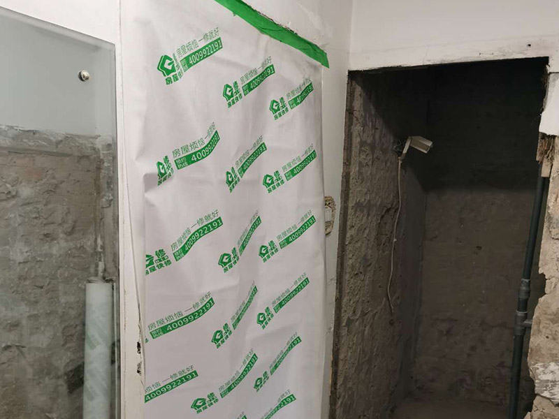 走廊成品保護(hù)：入戶門扇用公司統(tǒng)一的門貼進(jìn)行全面包裹保護(hù)，用透明膠帶將保護(hù)膜粘貼牢固平整。 用標(biāo)準(zhǔn)保護(hù)膜將門框三面保護(hù)完整并固定牢固。 工程完工后拆除保護(hù)膜時(shí)如果有粘貼時(shí)的膠痕，應(yīng)用酒精或?qū)Ｓ玫那逦蹌┣宄z痕。 用標(biāo)準(zhǔn)保護(hù)膜將室內(nèi)所有外窗固定扇進(jìn)行保護(hù)，字樣朝外且保護(hù)膜上標(biāo)識(shí)或字樣保持橫平豎直，保護(hù)膜鋪貼平整固定牢固。 工程完工后拆除保護(hù)膜時(shí)如果有粘貼時(shí)的膠痕，應(yīng)用酒精或?qū)Ｓ玫那逦蹌┣宄z痕。