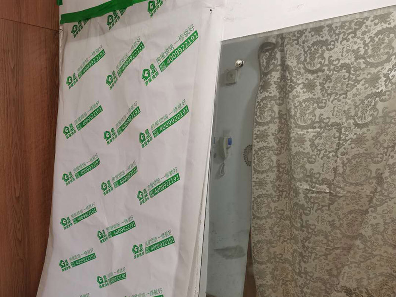 走廊成品保護(hù)：入戶門扇用公司統(tǒng)一的門貼進(jìn)行全面包裹保護(hù)，用透明膠帶將保護(hù)膜粘貼牢固平整。 用標(biāo)準(zhǔn)保護(hù)膜將門框三面保護(hù)完整并固定牢固。 工程完工后拆除保護(hù)膜時(shí)如果有粘貼時(shí)的膠痕，應(yīng)用酒精或?qū)Ｓ玫那逦蹌┣宄z痕。 用標(biāo)準(zhǔn)保護(hù)膜將室內(nèi)所有外窗固定扇進(jìn)行保護(hù)，字樣朝外且保護(hù)膜上標(biāo)識(shí)或字樣保持橫平豎直，保護(hù)膜鋪貼平整固定牢固。 工程完工后拆除保護(hù)膜時(shí)如果有粘貼時(shí)的膠痕，應(yīng)用酒精或?qū)Ｓ玫那逦蹌┣宄z痕。