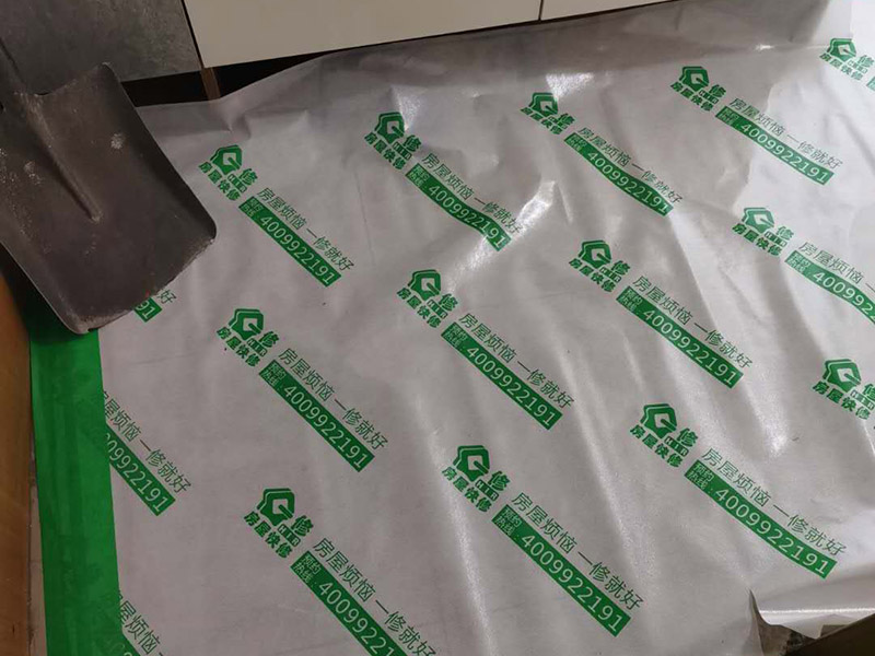 走廊成品保護(hù)：入戶門扇用公司統(tǒng)一的門貼進(jìn)行全面包裹保護(hù)，用透明膠帶將保護(hù)膜粘貼牢固平整。 用標(biāo)準(zhǔn)保護(hù)膜將門框三面保護(hù)完整并固定牢固。 工程完工后拆除保護(hù)膜時(shí)如果有粘貼時(shí)的膠痕，應(yīng)用酒精或?qū)Ｓ玫那逦蹌┣宄z痕。 用標(biāo)準(zhǔn)保護(hù)膜將室內(nèi)所有外窗固定扇進(jìn)行保護(hù)，字樣朝外且保護(hù)膜上標(biāo)識(shí)或字樣保持橫平豎直，保護(hù)膜鋪貼平整固定牢固。 工程完工后拆除保護(hù)膜時(shí)如果有粘貼時(shí)的膠痕，應(yīng)用酒精或?qū)Ｓ玫那逦蹌┣宄z痕。