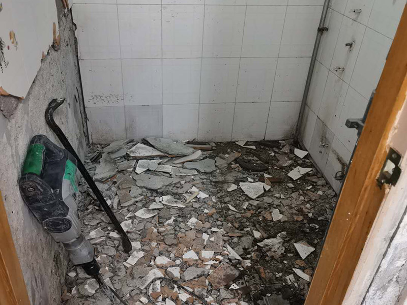 衛(wèi)生間拆除方案：一、首先，將衛(wèi)生間墻磚拆改時(shí)，要把電線和燈具進(jìn)行拆除，避免后期對(duì)電器造成傷害，電路漏電，產(chǎn)生觸電，再用衛(wèi)生間外面最近的插座來(lái)安裝輔助用品，切忌使用衛(wèi)生間的插座。 二、然后將衛(wèi)生間裝修中的衛(wèi)浴用品進(jìn)行拆除。在衛(wèi)生間墻磚拆改前要先將洗手盆、馬桶、淋浴頭。浴缸、掛鉤、柜子等等用品進(jìn)行拆除，掃清障礙。 三、先對(duì)天花板進(jìn)行拆除，如果先拆除衛(wèi)生間墻面，會(huì)造成天花板突然掉落，對(duì)工人的身體造成健康隱患。最后開(kāi)始對(duì)衛(wèi)生間墻壁進(jìn)行拆改，拆改中要從下而上進(jìn)行拆除。