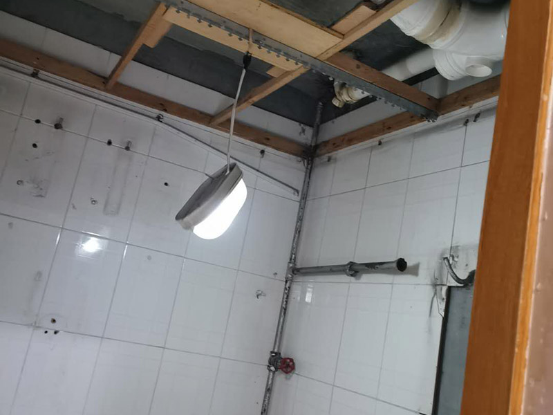 衛(wèi)生間拆除方案：一、首先，將衛(wèi)生間墻磚拆改時(shí)，要把電線和燈具進(jìn)行拆除，避免后期對(duì)電器造成傷害，電路漏電，產(chǎn)生觸電，再用衛(wèi)生間外面最近的插座來(lái)安裝輔助用品，切忌使用衛(wèi)生間的插座。 二、然后將衛(wèi)生間裝修中的衛(wèi)浴用品進(jìn)行拆除。在衛(wèi)生間墻磚拆改前要先將洗手盆、馬桶、淋浴頭。浴缸、掛鉤、柜子等等用品進(jìn)行拆除，掃清障礙。 三、先對(duì)天花板進(jìn)行拆除，如果先拆除衛(wèi)生間墻面，會(huì)造成天花板突然掉落，對(duì)工人的身體造成健康隱患。最后開(kāi)始對(duì)衛(wèi)生間墻壁進(jìn)行拆改，拆改中要從下而上進(jìn)行拆除。