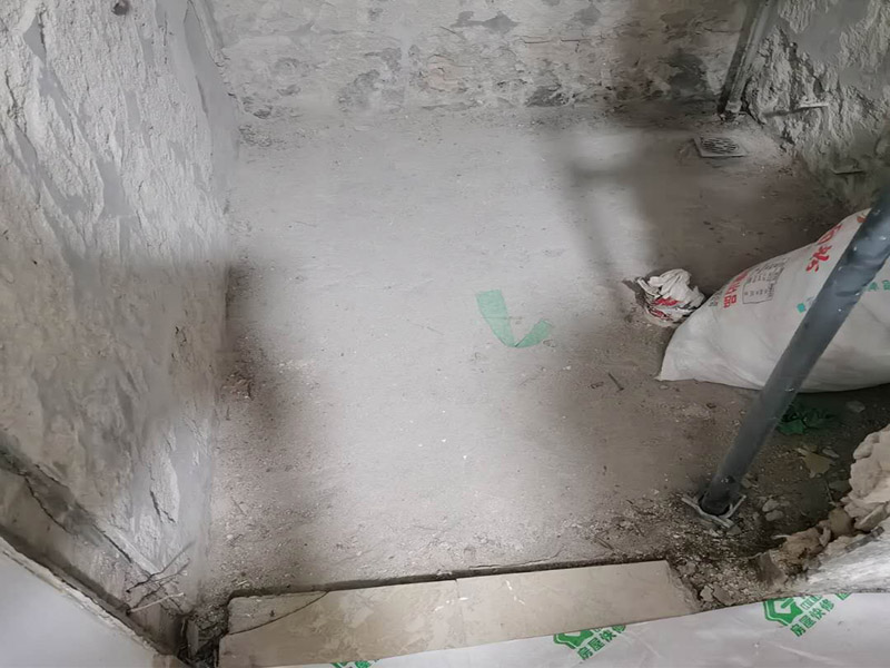 衛(wèi)生間拆除方案：一、首先，將衛(wèi)生間墻磚拆改時(shí)，要把電線和燈具進(jìn)行拆除，避免后期對(duì)電器造成傷害，電路漏電，產(chǎn)生觸電，再用衛(wèi)生間外面最近的插座來(lái)安裝輔助用品，切忌使用衛(wèi)生間的插座。 二、然后將衛(wèi)生間裝修中的衛(wèi)浴用品進(jìn)行拆除。在衛(wèi)生間墻磚拆改前要先將洗手盆、馬桶、淋浴頭。浴缸、掛鉤、柜子等等用品進(jìn)行拆除，掃清障礙。 三、先對(duì)天花板進(jìn)行拆除，如果先拆除衛(wèi)生間墻面，會(huì)造成天花板突然掉落，對(duì)工人的身體造成健康隱患。最后開(kāi)始對(duì)衛(wèi)生間墻壁進(jìn)行拆改，拆改中要從下而上進(jìn)行拆除。