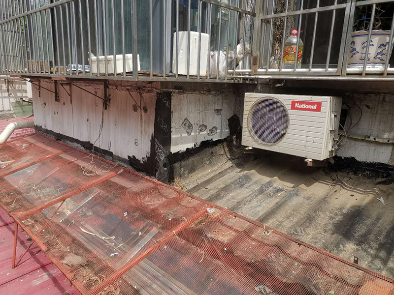 屋頂外墻防水修補(bǔ)：清理基層，新舊面層必須清理干凈，不得有雜物和灰塵，以免影響粘結(jié)強(qiáng)度，涂刷防水涂料時(shí)基層應(yīng)干燥。接下來，清理死角，也就是所謂的陰陽角、施工縫、伸縮縫等比較重要的部位進(jìn)行處理，尤其注意的是泄水孔要加強(qiáng)處理，需要涂刷2－3遍防水底層涂料。防水涂料必須按照產(chǎn)品使用說明進(jìn)行配比，按A：B＝2：1的比例進(jìn)行配比，攪拌時(shí)間約3-5，并攪拌至甲、乙兩組份的混合液體均勻?yàn)橹?。將攪拌均勻的晨光防水涂料根?jù)現(xiàn)場(chǎng)要涂刷的面積開始涂刷，基層涂刷要大于粘卷材的面積，不要超過三十。刷第二次涂料之前必須要等一次涂料完全凝固后方可再次涂刷，底層涂料次涂刷完畢后約4&mdash;8左右。