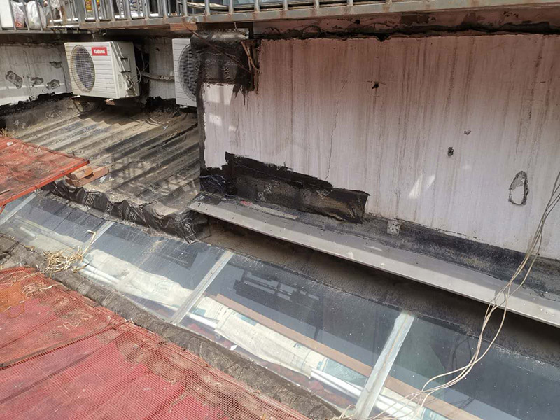 屋頂外墻防水修補(bǔ)：清理基層，新舊面層必須清理干凈，不得有雜物和灰塵，以免影響粘結(jié)強(qiáng)度，涂刷防水涂料時(shí)基層應(yīng)干燥。接下來，清理死角，也就是所謂的陰陽角、施工縫、伸縮縫等比較重要的部位進(jìn)行處理，尤其注意的是泄水孔要加強(qiáng)處理，需要涂刷2－3遍防水底層涂料。防水涂料必須按照產(chǎn)品使用說明進(jìn)行配比，按A：B＝2：1的比例進(jìn)行配比，攪拌時(shí)間約3-5，并攪拌至甲、乙兩組份的混合液體均勻?yàn)橹?。將攪拌均勻的晨光防水涂料根?jù)現(xiàn)場(chǎng)要涂刷的面積開始涂刷，基層涂刷要大于粘卷材的面積，不要超過三十。刷第二次涂料之前必須要等一次涂料完全凝固后方可再次涂刷，底層涂料次涂刷完畢后約4&mdash;8左右。