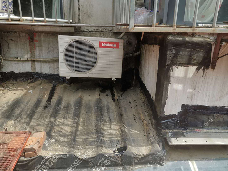 屋頂外墻防水修補(bǔ)：清理基層，新舊面層必須清理干凈，不得有雜物和灰塵，以免影響粘結(jié)強(qiáng)度，涂刷防水涂料時(shí)基層應(yīng)干燥。接下來，清理死角，也就是所謂的陰陽角、施工縫、伸縮縫等比較重要的部位進(jìn)行處理，尤其注意的是泄水孔要加強(qiáng)處理，需要涂刷2－3遍防水底層涂料。防水涂料必須按照產(chǎn)品使用說明進(jìn)行配比，按A：B＝2：1的比例進(jìn)行配比，攪拌時(shí)間約3-5，并攪拌至甲、乙兩組份的混合液體均勻?yàn)橹?。將攪拌均勻的晨光防水涂料根?jù)現(xiàn)場(chǎng)要涂刷的面積開始涂刷，基層涂刷要大于粘卷材的面積，不要超過三十。刷第二次涂料之前必須要等一次涂料完全凝固后方可再次涂刷，底層涂料次涂刷完畢后約4&mdash;8左右。