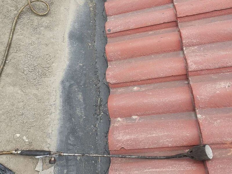 屋頂外墻防水修補(bǔ)：清理基層，新舊面層必須清理干凈，不得有雜物和灰塵，以免影響粘結(jié)強(qiáng)度，涂刷防水涂料時(shí)基層應(yīng)干燥。接下來，清理死角，也就是所謂的陰陽角、施工縫、伸縮縫等比較重要的部位進(jìn)行處理，尤其注意的是泄水孔要加強(qiáng)處理，需要涂刷2－3遍防水底層涂料。防水涂料必須按照產(chǎn)品使用說明進(jìn)行配比，按A：B＝2：1的比例進(jìn)行配比，攪拌時(shí)間約3-5，并攪拌至甲、乙兩組份的混合液體均勻?yàn)橹?。將攪拌均勻的晨光防水涂料根?jù)現(xiàn)場(chǎng)要涂刷的面積開始涂刷，基層涂刷要大于粘卷材的面積，不要超過三十。刷第二次涂料之前必須要等一次涂料完全凝固后方可再次涂刷，底層涂料次涂刷完畢后約4&mdash;8左右。