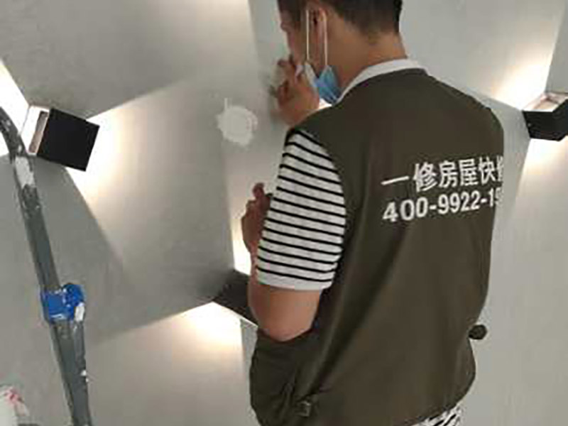 電路打孔安裝：彈線定位  根據(jù)線路圖，經(jīng)過測量確定線管走向，標高，開關(guān)，插座等位置，用墨斗彈出位置，便于后期工作。確定位置后沿著墨斗彈線位置進行開槽打孔處理。要求必須橫平豎直，槽深度等于線管直徑+10MM。其中需要注意的是不能橫向開槽，不能再承重結(jié)構(gòu)上開槽，否則可能會使墻體的受力結(jié)構(gòu)受到影響。電線管敷設(shè)。