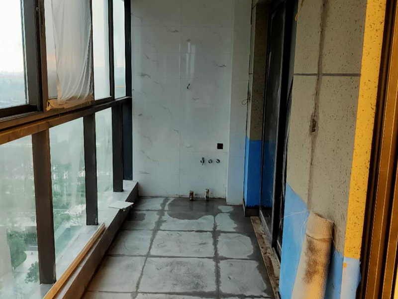 陽臺地磚墻磚鋪貼：現(xiàn)在比較普遍的地面磚鋪貼方法就是濕鋪法，這種鋪貼方法與干鋪法不同之處在于將1：3的干性水泥漿替換成水泥沙漿和普通水。需要注意的是這種鋪貼法在鋪貼過程中容易產生氣泡和空鼓，這樣就會影響地磚的使用壽命。也是因為這種原因使其價格便宜，操作簡單。