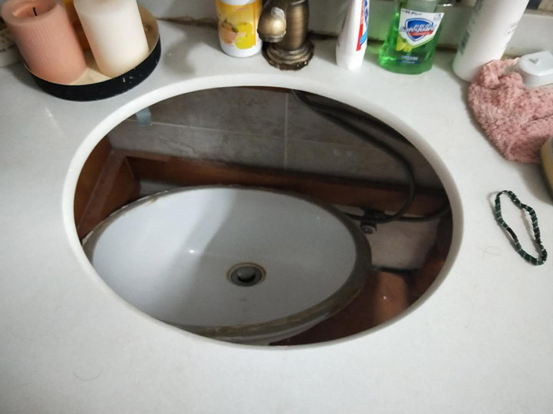 浴室盆安裝維修：需用小鏟子將臺下盆邊緣處的粘合劑清理干凈，再將云石大力膠或大理石膠涂抹在臺下盆的邊緣處，粘合時臺下盆邊緣需對準(zhǔn)盆口，然后放置一到兩天，待膠水完全干透后即可使用，如果不放心自己操作，可以聯(lián)系專業(yè)的維修師傅上門進(jìn)行整修。