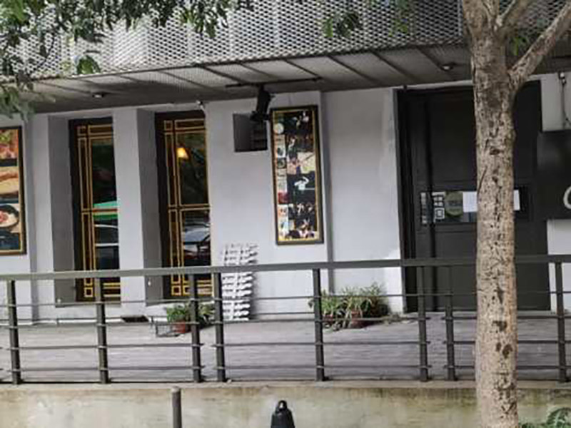 茶餐廳翻新裝修：合同簽訂前，要求施工方負責人列舉出施工進度表，人員安排表,施工現(xiàn)場保護措施等，并作好與物業(yè)三方面的溝通。簽訂裝修合同前投資人應當?shù)窖b修公司進行實地考察與洽談，驗證裝修公司裝修施工資質和企業(yè)工商執(zhí)照。前期準備工作完畢后，準備開工，首先裝修設備機器和材料進場,辦好裝修人員進出證明，立好施工項目牌，做好施工現(xiàn)場圍欄和安全提示。初期主要是基礎建設和硬件打底，基礎管網的布設等。施工監(jiān)理現(xiàn)場裝修跟蹤，對于現(xiàn)場施工情況進行監(jiān)督與協(xié)調。