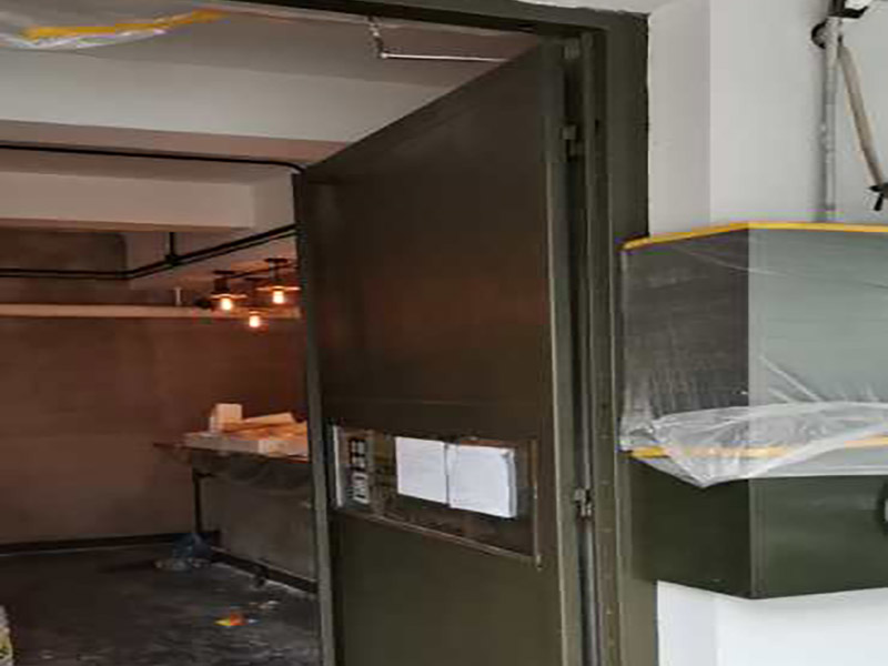 茶餐廳翻新裝修：合同簽訂前，要求施工方負責人列舉出施工進度表，人員安排表,施工現(xiàn)場保護措施等，并作好與物業(yè)三方面的溝通。簽訂裝修合同前投資人應當?shù)窖b修公司進行實地考察與洽談，驗證裝修公司裝修施工資質和企業(yè)工商執(zhí)照。前期準備工作完畢后，準備開工，首先裝修設備機器和材料進場,辦好裝修人員進出證明，立好施工項目牌，做好施工現(xiàn)場圍欄和安全提示。初期主要是基礎建設和硬件打底，基礎管網的布設等。施工監(jiān)理現(xiàn)場裝修跟蹤，對于現(xiàn)場施工情況進行監(jiān)督與協(xié)調。