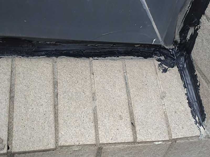 窗外縫隙防水維修:窗臺漏水的情況有很多，其中就有因為窗戶本身質(zhì)量問題造成的漏水，還有可能是因為墻體與窗臺的縫隙造成的漏水情況，這個時候應(yīng)該將封信重新密封起來，將原有的密封物清除掉，使用耐候型玻璃膠將縫隙密封起來，然后再使用泥沙漿封死做防水。也可以從安裝窗戶的時候就開始做好防水準備，將室外的窗臺做成順水坡，外面的窗臺低于室內(nèi)窗臺板20毫米左右就好，而且金屬窗外框和室內(nèi)創(chuàng)天板之間的縫隙還是要使用質(zhì)量優(yōu)質(zhì)的密封膠來封閉，確保水密性。這樣能夠很好預防漏水情況。