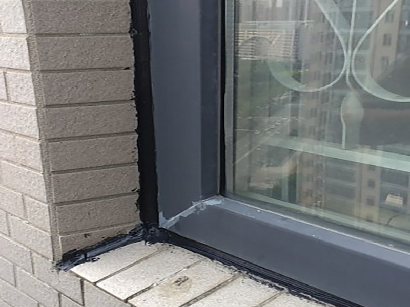 窗外縫隙防水維修:窗臺漏水的情況有很多，其中就有因為窗戶本身質(zhì)量問題造成的漏水，還有可能是因為墻體與窗臺的縫隙造成的漏水情況，這個時候應(yīng)該將封信重新密封起來，將原有的密封物清除掉，使用耐候型玻璃膠將縫隙密封起來，然后再使用泥沙漿封死做防水。也可以從安裝窗戶的時候就開始做好防水準備，將室外的窗臺做成順水坡，外面的窗臺低于室內(nèi)窗臺板20毫米左右就好，而且金屬窗外框和室內(nèi)創(chuàng)天板之間的縫隙還是要使用質(zhì)量優(yōu)質(zhì)的密封膠來封閉，確保水密性。這樣能夠很好預防漏水情況。