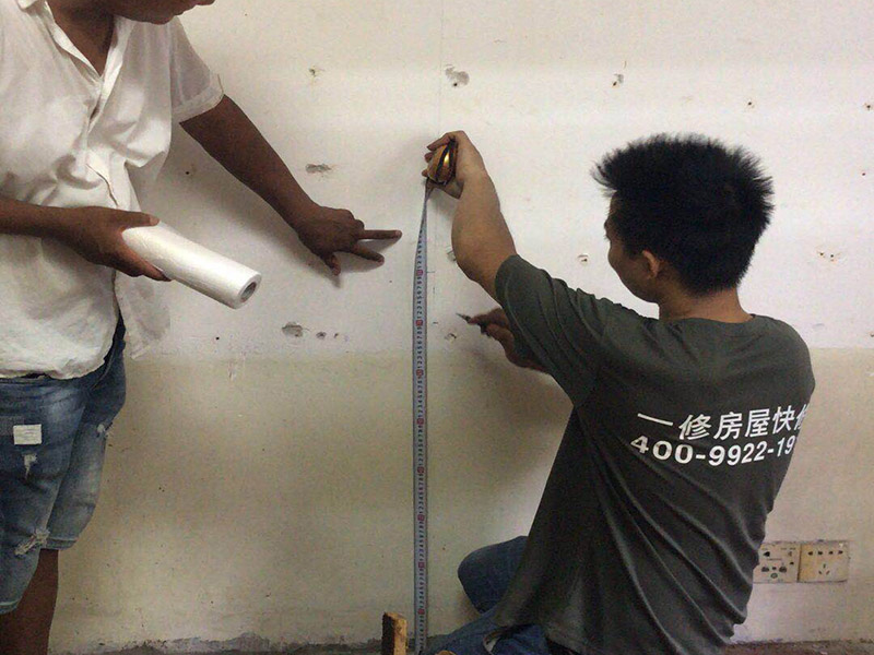 電視背景墻拆除:如果原墻是乳膠漆，且基礎(chǔ)強度較好，經(jīng)簡單打毛修補后可以直接刷漆，但要注意不要破壞原墻漆膜的完整性，也不要用比原墻乳膠漆附著力好太多的乳膠漆，否則容易起皮脫落；如果原墻是刮瓷，則必須產(chǎn)掉重做，其實在這方面只要掌握一個原則，即同等性質(zhì)才能翻新，否則就必須重來。 如果原墻面的漆已經(jīng)不好了的話，再刷上乳膠漆會把以前的乳膠漆泡下來，可以選鮮呼吸SBS強力膠、鮮呼吸卓越型白膠，再刮一遍膩子打磨后再刷乳膠漆。另外，如果經(jīng)濟條件允許，而你對原墻質(zhì)量又不滿意的話，建議最好重做。因為墻面的處理是整個裝修過程中最骯臟的部分，千萬不要圖省事，否則以后會很麻煩。