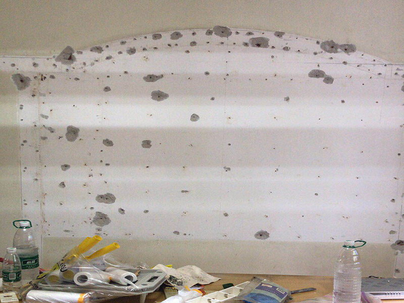 電視背景墻拆除:如果原墻是乳膠漆，且基礎(chǔ)強度較好，經(jīng)簡單打毛修補后可以直接刷漆，但要注意不要破壞原墻漆膜的完整性，也不要用比原墻乳膠漆附著力好太多的乳膠漆，否則容易起皮脫落；如果原墻是刮瓷，則必須產(chǎn)掉重做，其實在這方面只要掌握一個原則，即同等性質(zhì)才能翻新，否則就必須重來。 如果原墻面的漆已經(jīng)不好了的話，再刷上乳膠漆會把以前的乳膠漆泡下來，可以選鮮呼吸SBS強力膠、鮮呼吸卓越型白膠，再刮一遍膩子打磨后再刷乳膠漆。另外，如果經(jīng)濟條件允許，而你對原墻質(zhì)量又不滿意的話，建議最好重做。因為墻面的處理是整個裝修過程中最骯臟的部分，千萬不要圖省事，否則以后會很麻煩。