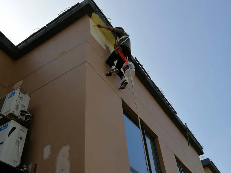 高空外墻防水：1、在室內(nèi)用卷尺丈量漏水點(diǎn)-----對(duì)應(yīng)外墻準(zhǔn)確點(diǎn)---在相應(yīng)處做好標(biāo)識(shí)。2、施工人員要有高空作業(yè)資格，吊繩要牢固韌性好。3、施工過(guò)程中要注意繩子的拉力和磨損程度，關(guān)注高空作業(yè)人員生命安全。4、調(diào)好補(bǔ)縫和補(bǔ)洞的財(cái)為，安排專業(yè)人員做吊繩索施工，從上至下修補(bǔ)裂縫和孔洞。必要時(shí)應(yīng)紗布加強(qiáng)防止開(kāi)裂。5、涂刷外墻防水材料(2遍)，在漏水面積上加大。6、做好修補(bǔ)涂刷自檢后，并清潔瓷片。7、自上而下全部修復(fù)，自檢合格后，方可移離繩索和安全設(shè)施。