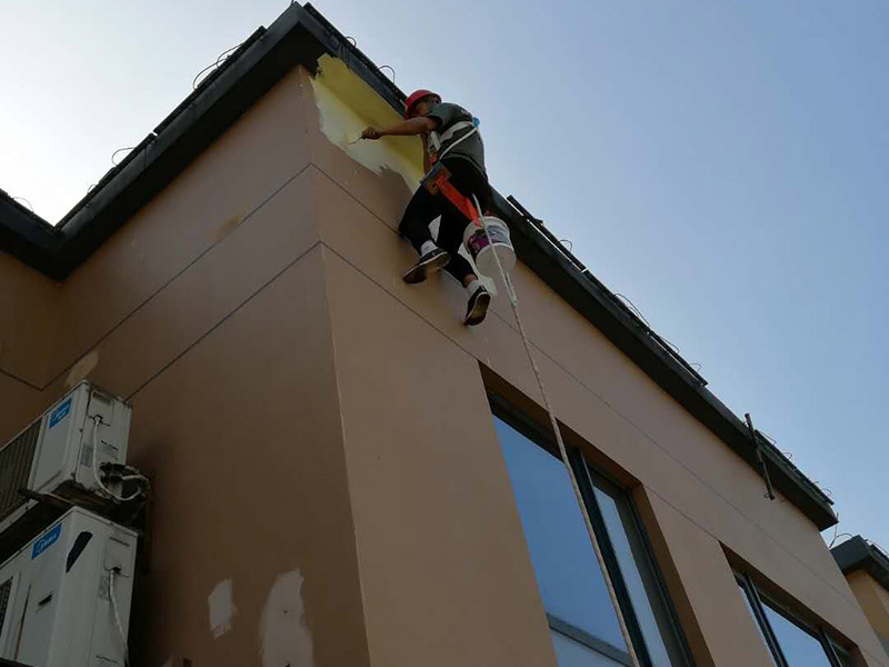 高空外墻防水：1、在室內(nèi)用卷尺丈量漏水點(diǎn)-----對(duì)應(yīng)外墻準(zhǔn)確點(diǎn)---在相應(yīng)處做好標(biāo)識(shí)。2、施工人員要有高空作業(yè)資格，吊繩要牢固韌性好。3、施工過(guò)程中要注意繩子的拉力和磨損程度，關(guān)注高空作業(yè)人員生命安全。4、調(diào)好補(bǔ)縫和補(bǔ)洞的財(cái)為，安排專業(yè)人員做吊繩索施工，從上至下修補(bǔ)裂縫和孔洞。必要時(shí)應(yīng)紗布加強(qiáng)防止開(kāi)裂。5、涂刷外墻防水材料(2遍)，在漏水面積上加大。6、做好修補(bǔ)涂刷自檢后，并清潔瓷片。7、自上而下全部修復(fù)，自檢合格后，方可移離繩索和安全設(shè)施。