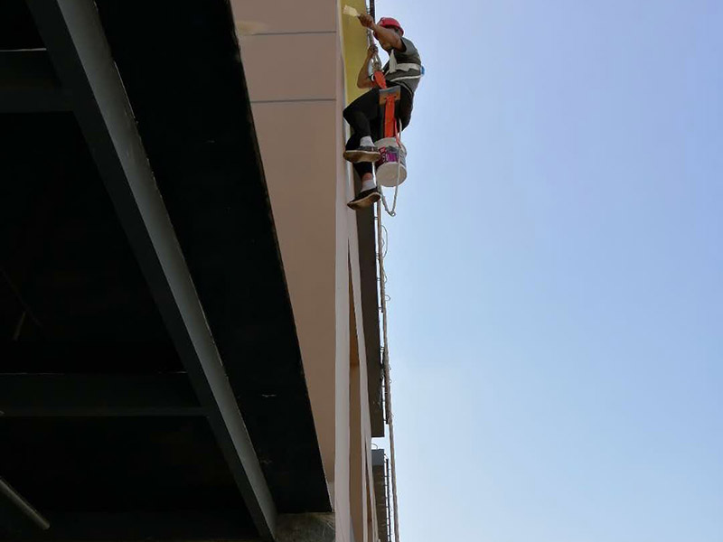 高空外墻防水：1、在室內(nèi)用卷尺丈量漏水點(diǎn)-----對(duì)應(yīng)外墻準(zhǔn)確點(diǎn)---在相應(yīng)處做好標(biāo)識(shí)。2、施工人員要有高空作業(yè)資格，吊繩要牢固韌性好。3、施工過(guò)程中要注意繩子的拉力和磨損程度，關(guān)注高空作業(yè)人員生命安全。4、調(diào)好補(bǔ)縫和補(bǔ)洞的財(cái)為，安排專業(yè)人員做吊繩索施工，從上至下修補(bǔ)裂縫和孔洞。必要時(shí)應(yīng)紗布加強(qiáng)防止開(kāi)裂。5、涂刷外墻防水材料(2遍)，在漏水面積上加大。6、做好修補(bǔ)涂刷自檢后，并清潔瓷片。7、自上而下全部修復(fù)，自檢合格后，方可移離繩索和安全設(shè)施。