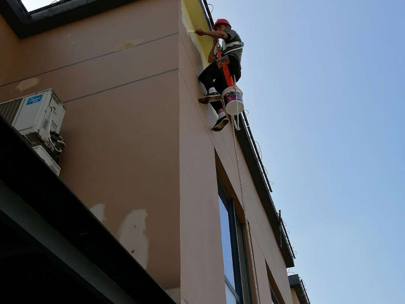 高空外墻防水：1、在室內(nèi)用卷尺丈量漏水點(diǎn)-----對(duì)應(yīng)外墻準(zhǔn)確點(diǎn)---在相應(yīng)處做好標(biāo)識(shí)。2、施工人員要有高空作業(yè)資格，吊繩要牢固韌性好。3、施工過(guò)程中要注意繩子的拉力和磨損程度，關(guān)注高空作業(yè)人員生命安全。4、調(diào)好補(bǔ)縫和補(bǔ)洞的財(cái)為，安排專業(yè)人員做吊繩索施工，從上至下修補(bǔ)裂縫和孔洞。必要時(shí)應(yīng)紗布加強(qiáng)防止開(kāi)裂。5、涂刷外墻防水材料(2遍)，在漏水面積上加大。6、做好修補(bǔ)涂刷自檢后，并清潔瓷片。7、自上而下全部修復(fù)，自檢合格后，方可移離繩索和安全設(shè)施。