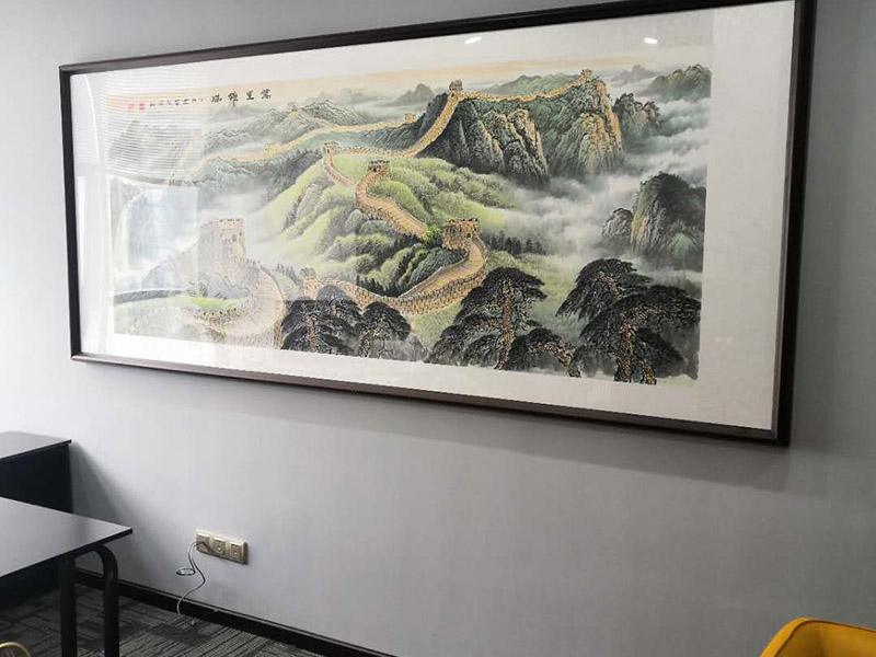 掛畫安裝服務(wù):釘子固定,這是最簡單的一種安裝方法，但是會對墻面造成一定的破壞，使用這種方法之前，一定要考慮好確定的位置，不要輕易改動。 掛鉤固定,用專門掛畫用的掛鉤，不同的規(guī)格分別承受不同的重量，最大可承受20斤。掛鉤上有非常堅硬細小的鋼針，適合堅硬的墻面，不會把墻釘出裂痕，同時方便更換畫，不會影響整體的美觀。 吊放,從頂面上垂下吊線或有裝飾性的繩、鏈等，將畫吊起，同時吊一幅或多幅均可，也可以用釘釘在天花板腳線，然后用魚絲按自己要求的高度把畫掛上去。