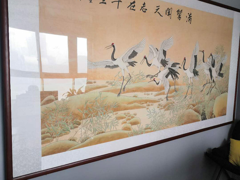 掛畫安裝服務(wù):釘子固定,這是最簡單的一種安裝方法，但是會對墻面造成一定的破壞，使用這種方法之前，一定要考慮好確定的位置，不要輕易改動。 掛鉤固定,用專門掛畫用的掛鉤，不同的規(guī)格分別承受不同的重量，最大可承受20斤。掛鉤上有非常堅硬細小的鋼針，適合堅硬的墻面，不會把墻釘出裂痕，同時方便更換畫，不會影響整體的美觀。 吊放,從頂面上垂下吊線或有裝飾性的繩、鏈等，將畫吊起，同時吊一幅或多幅均可，也可以用釘釘在天花板腳線，然后用魚絲按自己要求的高度把畫掛上去。