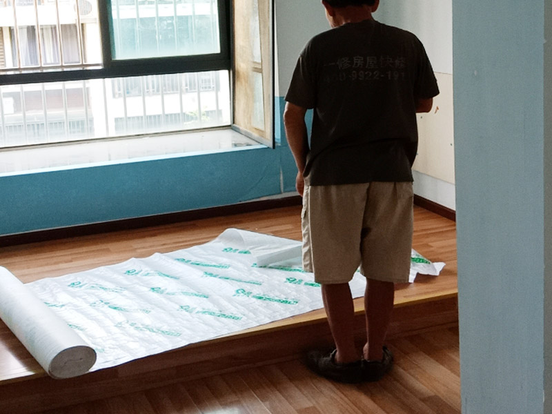 門窗家具保護方案:地板保護，地板保護需要使用pvc+棉保護膜 （薄的保護膜會在裝修過程中踩壞），沿墻邊使用家較寬的地板專用膠帶密封。家居保護只需要使用普通pvc保護膜即可，注意下方要留足保護膜遮蓋下方地板。門窗保護:使用無紡布門窗保護膜，裁剪適當大小貼在窗戶上級窗戶框上即可。門使用pvc保護膜