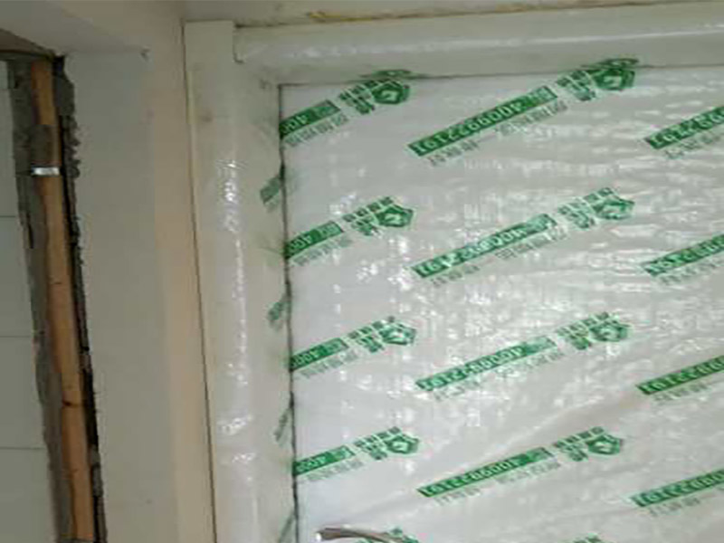 門窗家具保護方案:地板保護，地板保護需要使用pvc+棉保護膜 （薄的保護膜會在裝修過程中踩壞），沿墻邊使用家較寬的地板專用膠帶密封。家居保護只需要使用普通pvc保護膜即可，注意下方要留足保護膜遮蓋下方地板。門窗保護:使用無紡布門窗保護膜，裁剪適當大小貼在窗戶上級窗戶框上即可。門使用pvc保護膜