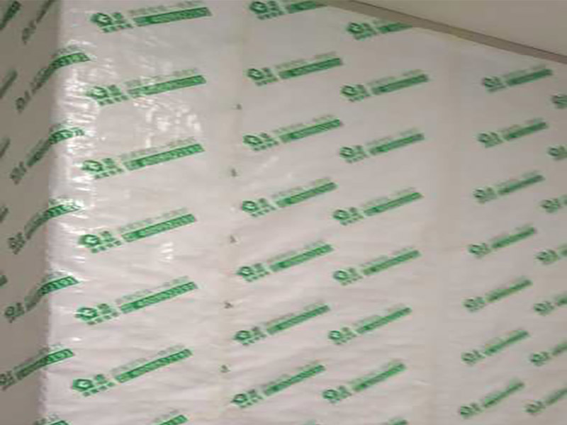 門窗家具保護方案:地板保護，地板保護需要使用pvc+棉保護膜 （薄的保護膜會在裝修過程中踩壞），沿墻邊使用家較寬的地板專用膠帶密封。家居保護只需要使用普通pvc保護膜即可，注意下方要留足保護膜遮蓋下方地板。門窗保護:使用無紡布門窗保護膜，裁剪適當大小貼在窗戶上級窗戶框上即可。門使用pvc保護膜