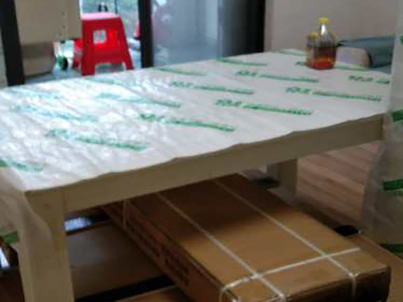 門窗家具保護方案:地板保護，地板保護需要使用pvc+棉保護膜 （薄的保護膜會在裝修過程中踩壞），沿墻邊使用家較寬的地板專用膠帶密封。家居保護只需要使用普通pvc保護膜即可，注意下方要留足保護膜遮蓋下方地板。門窗保護:使用無紡布門窗保護膜，裁剪適當大小貼在窗戶上級窗戶框上即可。門使用pvc保護膜