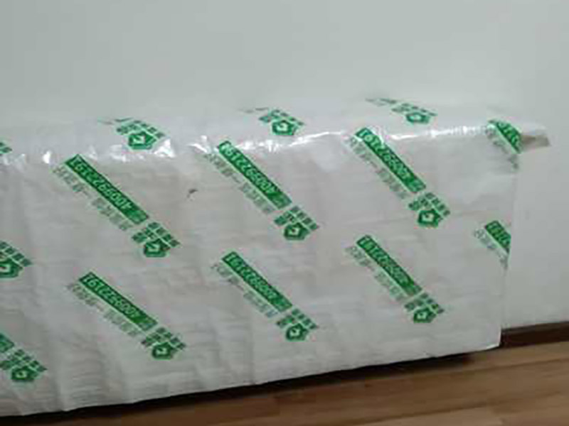 門窗家具保護方案:地板保護，地板保護需要使用pvc+棉保護膜 （薄的保護膜會在裝修過程中踩壞），沿墻邊使用家較寬的地板專用膠帶密封。家居保護只需要使用普通pvc保護膜即可，注意下方要留足保護膜遮蓋下方地板。門窗保護:使用無紡布門窗保護膜，裁剪適當大小貼在窗戶上級窗戶框上即可。門使用pvc保護膜