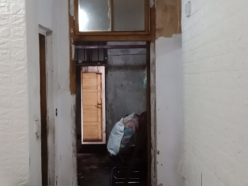 老房子拆除翻新：1、在舊房翻新中先實(shí)施的是主題拆除，其中主要包括墻面、地面、門窗、水路、電路等各方面的拆除。提醒各位裝修業(yè)主們在拆除過程中，廚衛(wèi)的墻磚鏟除中防水層是極易被損壞的，所以裝修業(yè)主們在墻面抹灰完成后一定要重新做防水。 2、拆改會(huì)產(chǎn)生許多的垃圾，要及時(shí)清理，同時(shí)老房翻新過程中時(shí)刻保持室內(nèi)的清潔，這對于施工也是非常方便的。 3、然后就是水路的改造，這是舊房翻新最重要的項(xiàng)目之一。首先要檢查舊房本來的上、下水路是否銹蝕、老化。對于勉強(qiáng)能使用的水路管線，今后的使用過程中會(huì)出現(xiàn)滲水、漏水等諸多問題使得更加麻煩。 4、和水路改造同樣重要的就是電路改造了。舊房中很多用的是鋁線，但是鋁已經(jīng)過時(shí)并且很容易老化，使得其導(dǎo)電性差、易發(fā)熱 導(dǎo)致火災(zāi)隱患的威脅尤為突出，不僅如此，舊房中違章布線、設(shè)計(jì)容量不夠等問題都是在改造中要著重關(guān)心的。