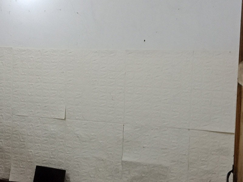 老房子拆除翻新：1、在舊房翻新中先實(shí)施的是主題拆除，其中主要包括墻面、地面、門窗、水路、電路等各方面的拆除。提醒各位裝修業(yè)主們在拆除過程中，廚衛(wèi)的墻磚鏟除中防水層是極易被損壞的，所以裝修業(yè)主們在墻面抹灰完成后一定要重新做防水。 2、拆改會(huì)產(chǎn)生許多的垃圾，要及時(shí)清理，同時(shí)老房翻新過程中時(shí)刻保持室內(nèi)的清潔，這對于施工也是非常方便的。 3、然后就是水路的改造，這是舊房翻新最重要的項(xiàng)目之一。首先要檢查舊房本來的上、下水路是否銹蝕、老化。對于勉強(qiáng)能使用的水路管線，今后的使用過程中會(huì)出現(xiàn)滲水、漏水等諸多問題使得更加麻煩。 4、和水路改造同樣重要的就是電路改造了。舊房中很多用的是鋁線，但是鋁已經(jīng)過時(shí)并且很容易老化，使得其導(dǎo)電性差、易發(fā)熱 導(dǎo)致火災(zāi)隱患的威脅尤為突出，不僅如此，舊房中違章布線、設(shè)計(jì)容量不夠等問題都是在改造中要著重關(guān)心的。